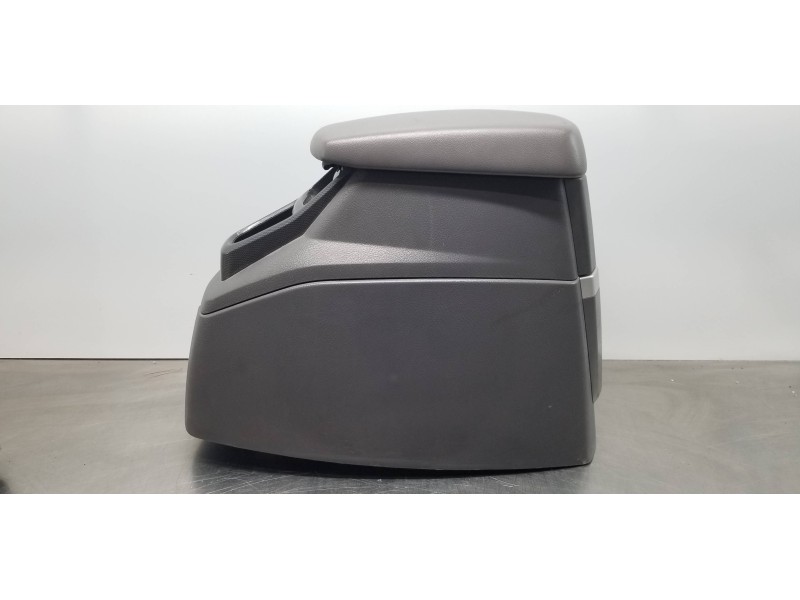 Recambio de apoyabrazos central para ssangyong rodius xdi referencia OEM IAM 7790021261LBH  