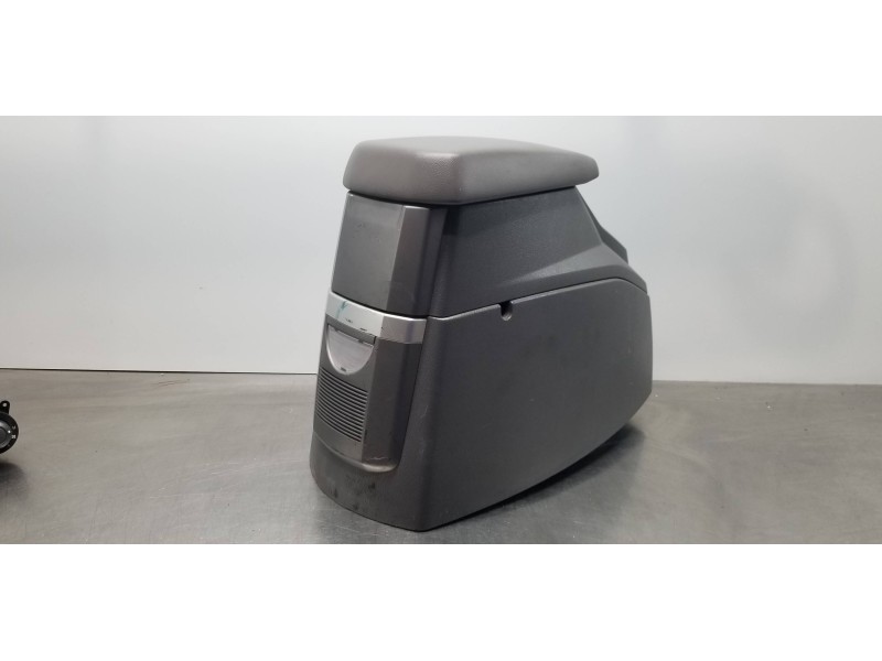 Recambio de apoyabrazos central para ssangyong rodius xdi referencia OEM IAM 7790021261LBH  