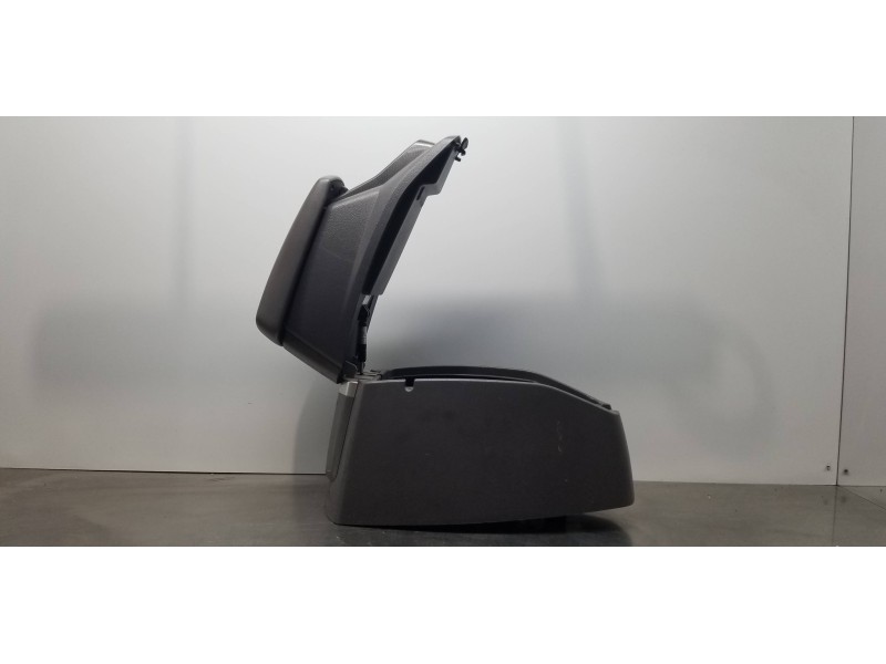 Recambio de apoyabrazos central para ssangyong rodius xdi referencia OEM IAM 7790021261LBH  