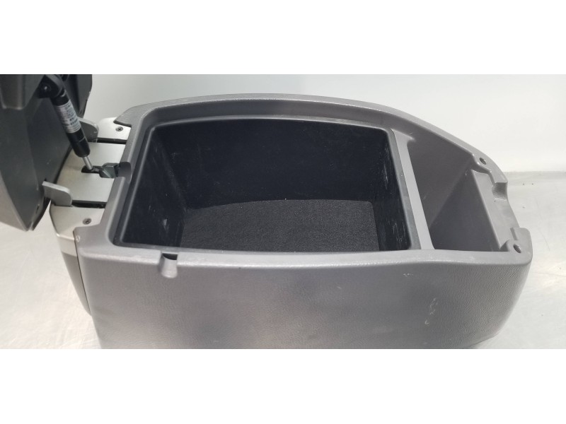 Recambio de apoyabrazos central para ssangyong rodius xdi referencia OEM IAM 7790021261LBH  