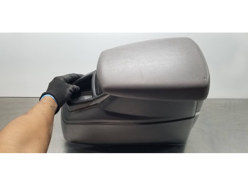 Recambio de apoyabrazos central para ssangyong rodius xdi referencia OEM IAM 7790021261LBH  