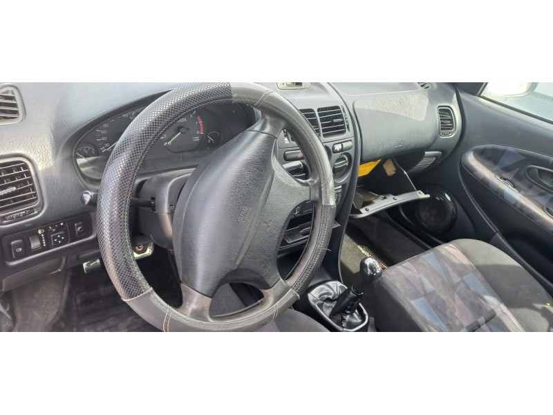 mitsubishi carisma berlina 4 (da0) del año 1999