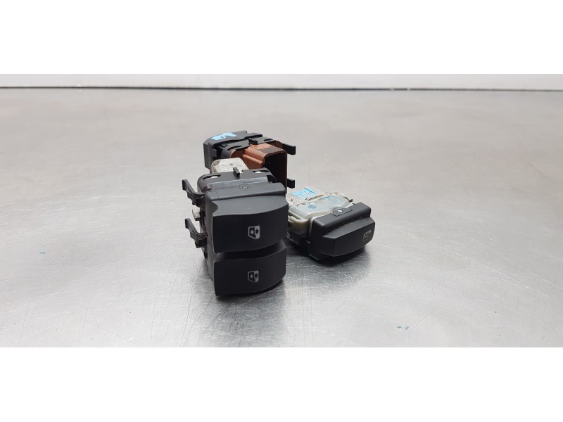 Recambio de mando elevalunas delantero izquierdo para renault scenic ii emotion referencia OEM IAM 8200315042   Recambio de mando elevalunas delantero izquierdo para renault scenic ii emotion referencia OEM IAM 8200315042