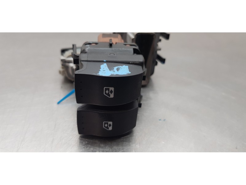 Recambio de mando elevalunas delantero izquierdo para renault scenic ii emotion referencia OEM IAM 8200315042   Recambio de mando elevalunas delantero izquierdo para renault scenic ii emotion referencia OEM IAM 8200315042