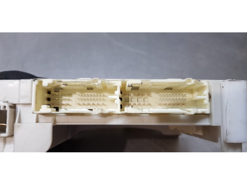 Recambio de caja reles / fusibles para toyota yaris hsd city referencia OEM IAM 8273052K40   Recambio de caja reles / fusibles para toyota yaris hsd city referencia OEM IAM 8273052K40