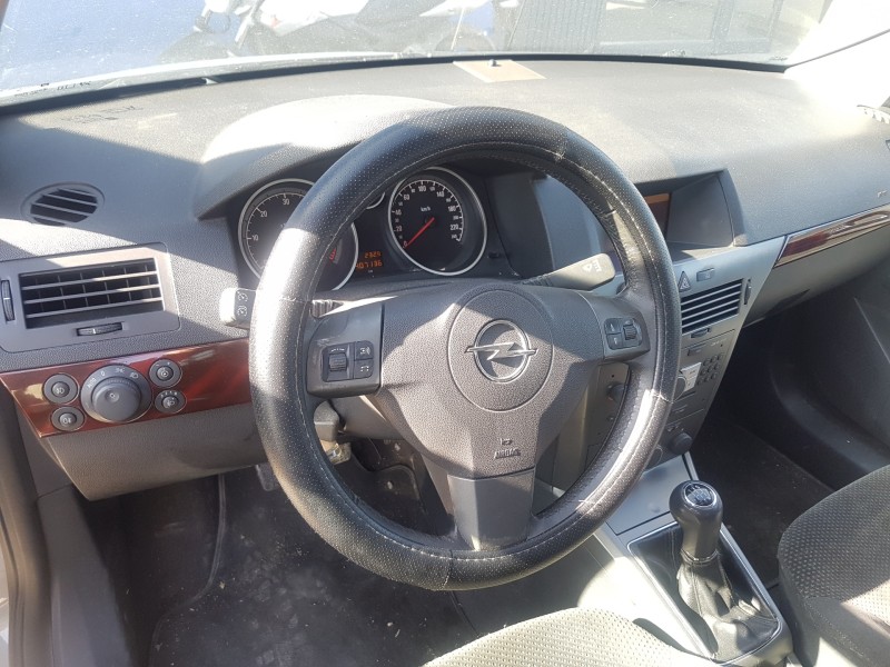 opel astra h berlina del año 2004