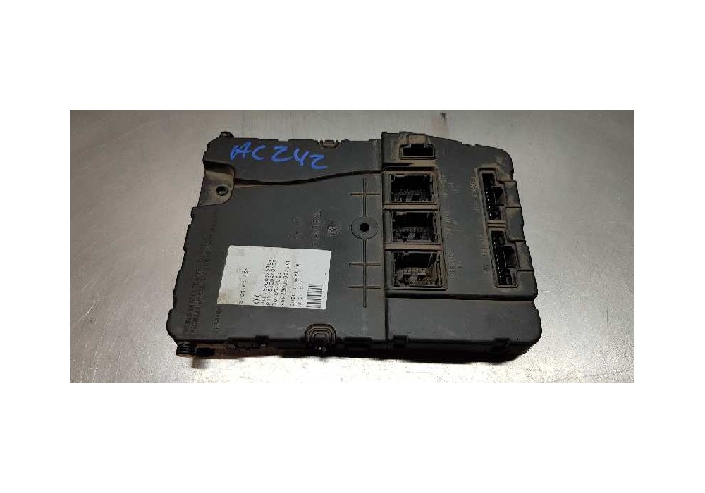 Recambio de caja reles / fusibles para renault megane ii berlina 5p pack authentique (e) referencia OEM IAM 8200525384  