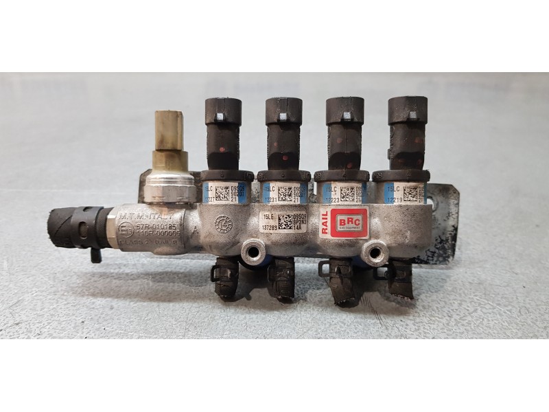 Recambio de rampa inyectora para toyota auris touring sports (e18) hybrid active referencia OEM IAM 67R010185  