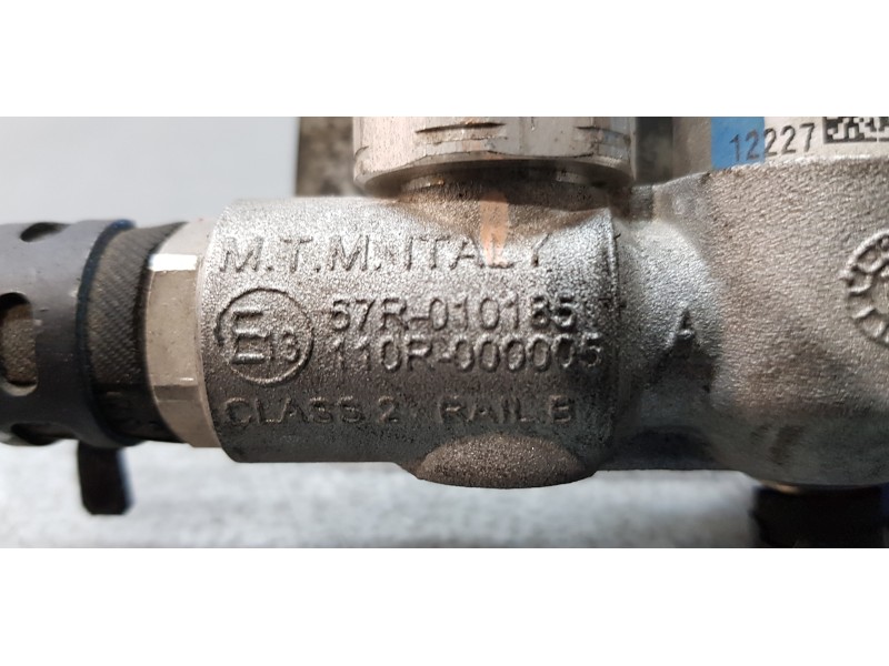 Recambio de rampa inyectora para toyota auris touring sports (e18) hybrid active referencia OEM IAM 67R010185  