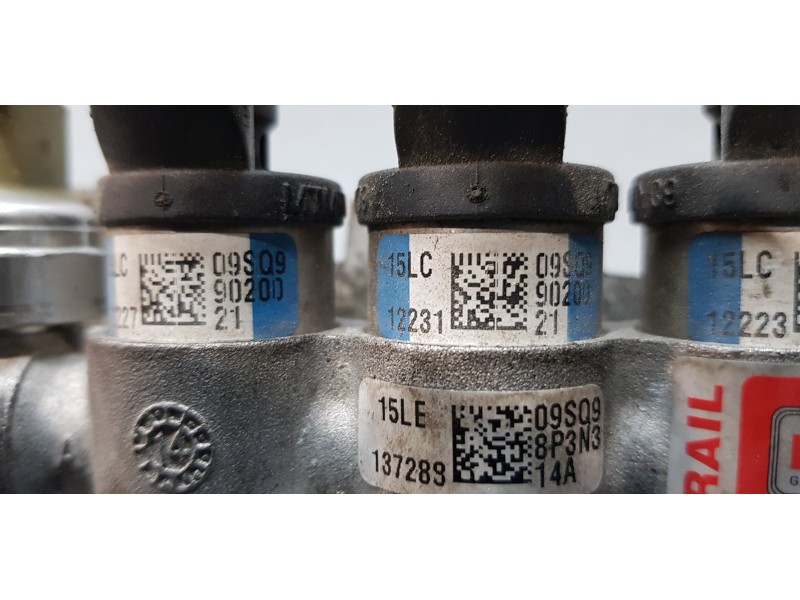 Recambio de rampa inyectora para toyota auris touring sports (e18) hybrid active referencia OEM IAM 67R010185  