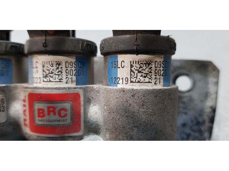 Recambio de rampa inyectora para toyota auris touring sports (e18) hybrid active referencia OEM IAM 67R010185  