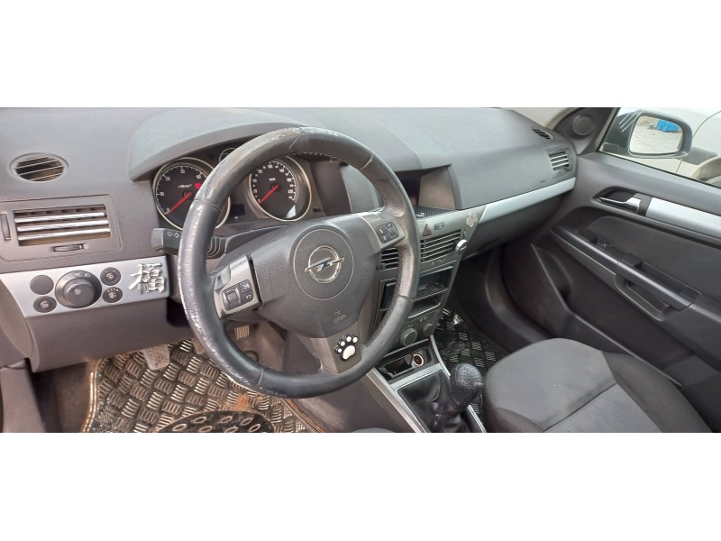 opel astra h berlina del año 2004