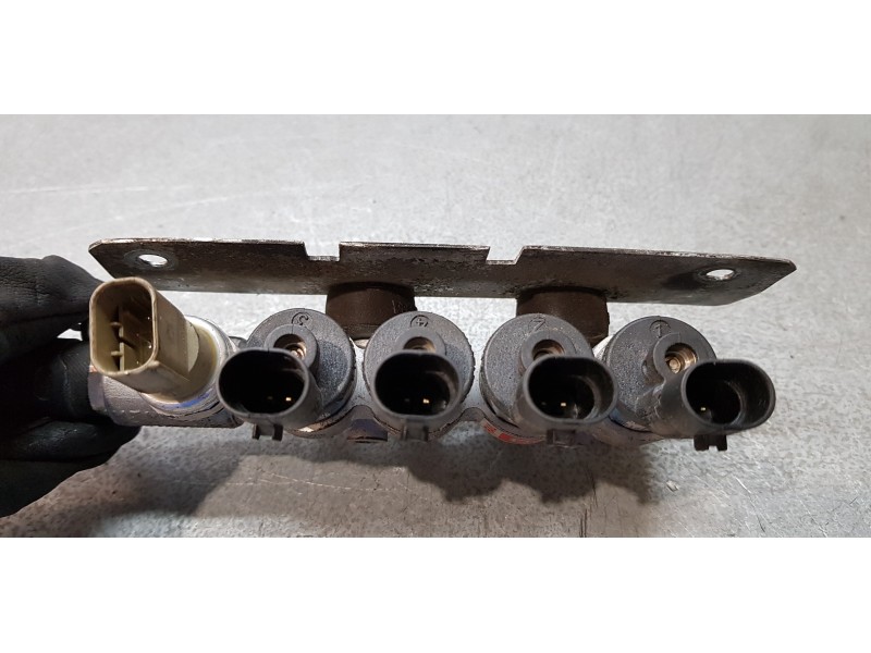 Recambio de rampa inyectora para toyota auris touring sports (e18) hybrid active referencia OEM IAM 67R010185  