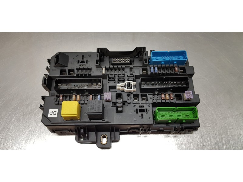 Recambio de caja reles / fusibles para opel astra h berlina enjoy referencia OEM IAM 13181278  