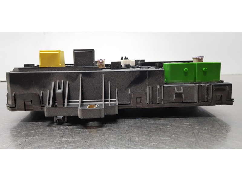 Recambio de caja reles / fusibles para opel astra h berlina enjoy referencia OEM IAM 13181278  
