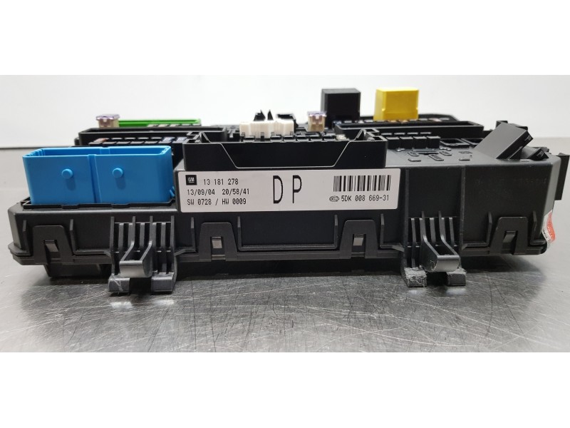 Recambio de caja reles / fusibles para opel astra h berlina enjoy referencia OEM IAM 13181278  