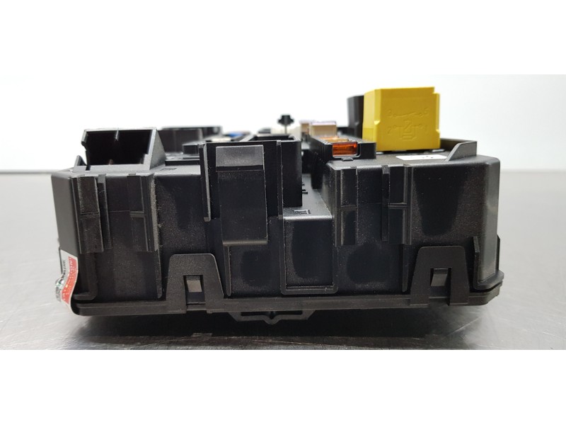 Recambio de caja reles / fusibles para opel astra h berlina enjoy referencia OEM IAM 13181278  