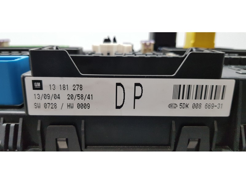 Recambio de caja reles / fusibles para opel astra h berlina enjoy referencia OEM IAM 13181278  