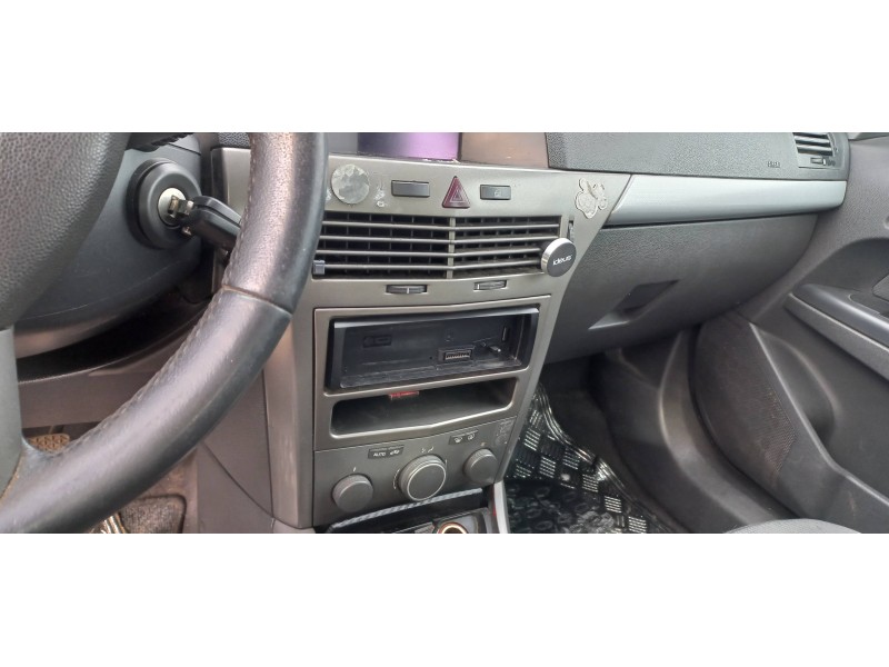 opel astra h berlina del año 2004