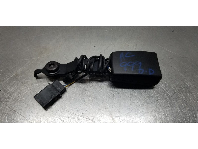 Recambio de enganche del cinturon delantero der para alfa romeo mito (145) junior referencia OEM IAM 71778266 615968100B  Recambio de enganche del cinturon delantero der para alfa romeo mito (145) junior referencia OEM IAM 71778266 615968100B