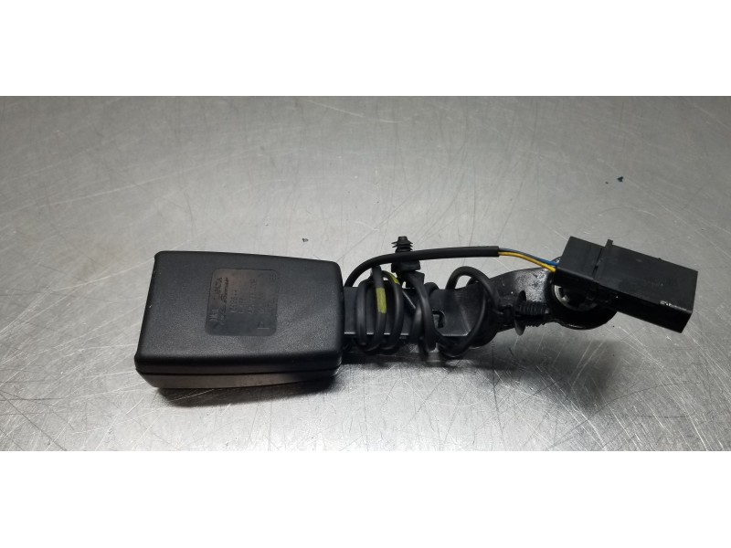 Recambio de enganche del cinturon delantero der para alfa romeo mito (145) junior referencia OEM IAM 71778266 615968100B  Recambio de enganche del cinturon delantero der para alfa romeo mito (145) junior referencia OEM IAM 71778266 615968100B