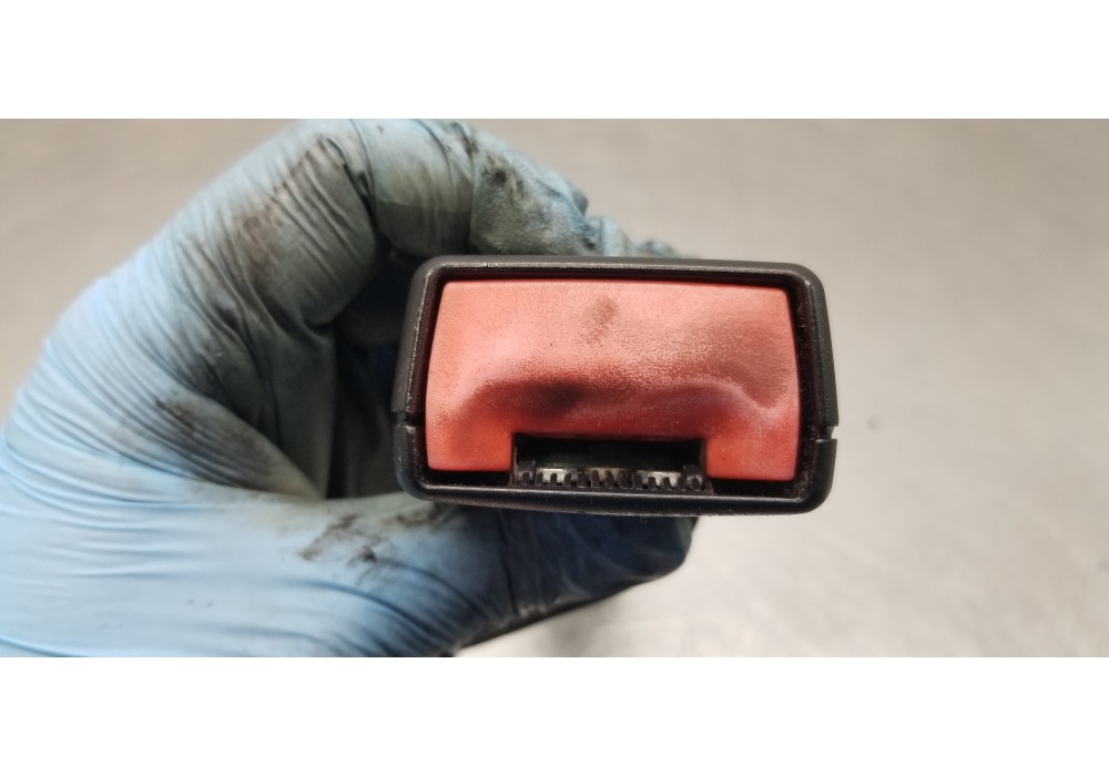 Recambio de enganche del cinturon delantero der para alfa romeo mito (145) junior referencia OEM IAM 71778266 615968100B  Recambio de enganche del cinturon delantero der para alfa romeo mito (145) junior referencia OEM IAM 71778266 615968100B