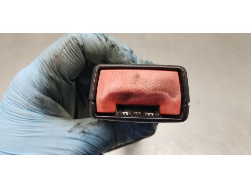 Recambio de enganche del cinturon delantero der para alfa romeo mito (145) junior referencia OEM IAM 71778266 615968100B  Recambio de enganche del cinturon delantero der para alfa romeo mito (145) junior referencia OEM IAM 71778266 615968100B