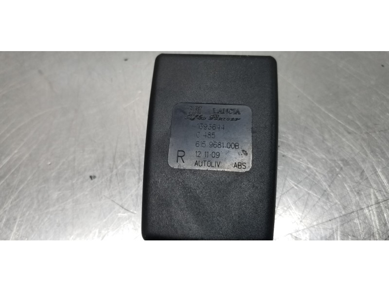 Recambio de enganche del cinturon delantero der para alfa romeo mito (145) junior referencia OEM IAM 71778266 615968100B  Recambio de enganche del cinturon delantero der para alfa romeo mito (145) junior referencia OEM IAM 71778266 615968100B