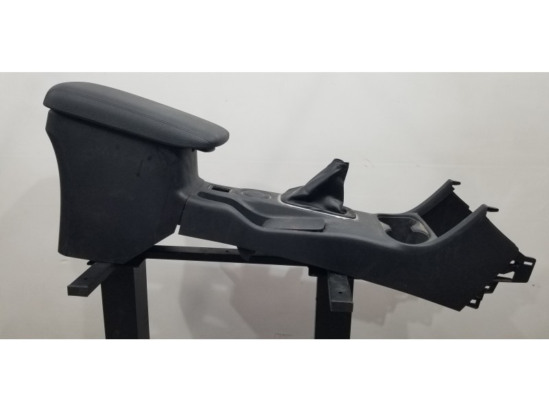 Recambio de apoyabrazos central para mitsubishi outlander (gf0) motion 2wd referencia OEM IAM 8011B729XA 8015A116XA 