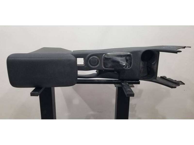 Recambio de apoyabrazos central para mitsubishi outlander (gf0) motion 2wd referencia OEM IAM 8011B729XA 8015A116XA 