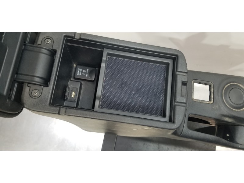 Recambio de apoyabrazos central para mitsubishi outlander (gf0) motion 2wd referencia OEM IAM 8011B729XA 8015A116XA 