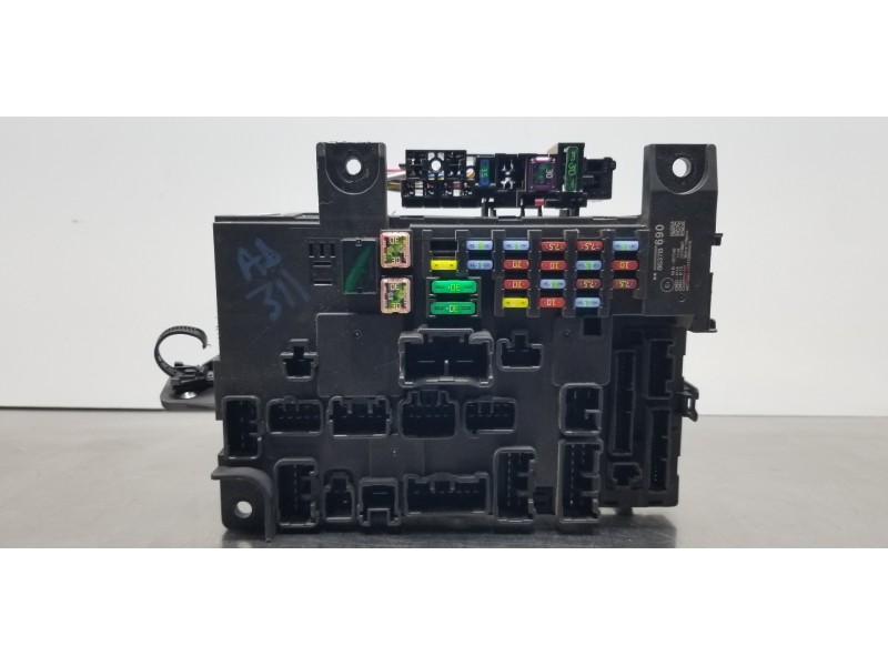Recambio de caja reles / fusibles para mitsubishi outlander (gf0) motion 2wd referencia OEM IAM 8637B690  