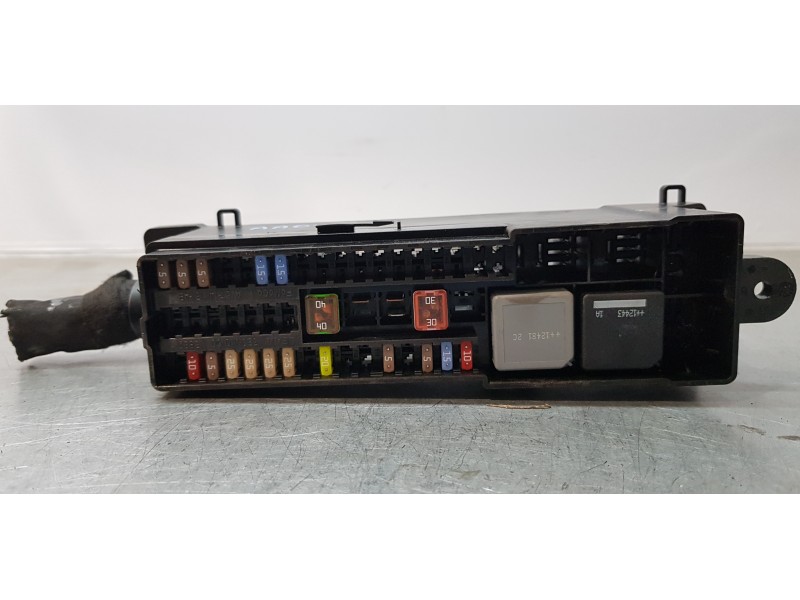 Recambio de caja reles / fusibles para volvo v40 básico referencia OEM IAM AV6T14K131AB  