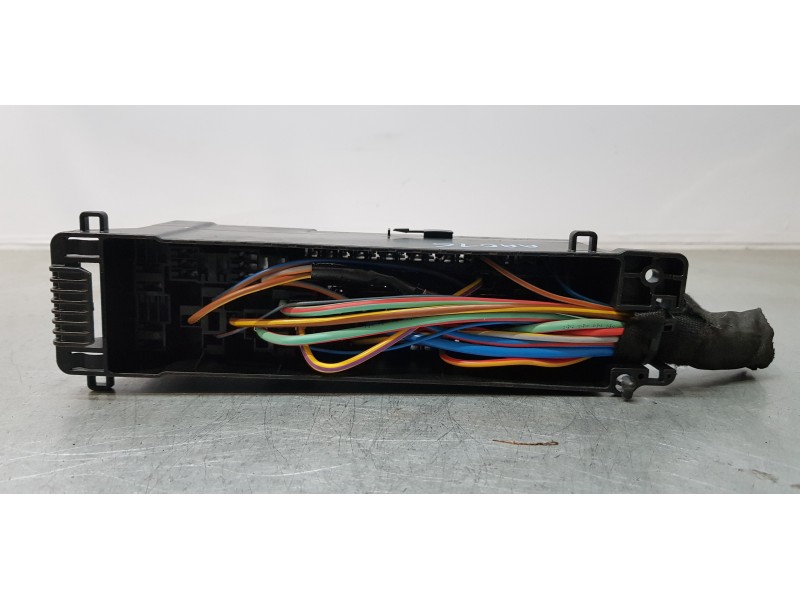 Recambio de caja reles / fusibles para volvo v40 básico referencia OEM IAM AV6T14K131AB  