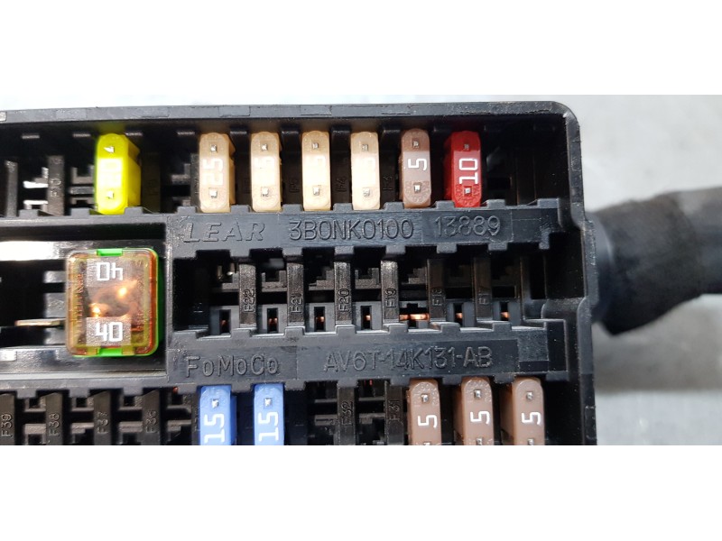 Recambio de caja reles / fusibles para volvo v40 básico referencia OEM IAM AV6T14K131AB  