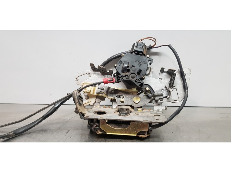 Recambio de cerradura puerta trasera izquierda para chrysler voyager (rg) 2.5 crd se referencia OEM IAM 5019053AD  