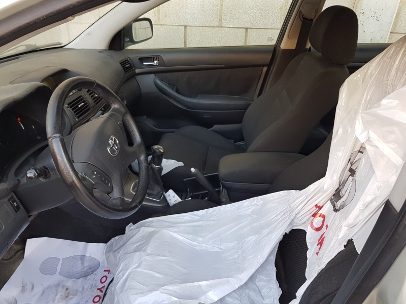 toyota avensis berlina (t25) del año 2004