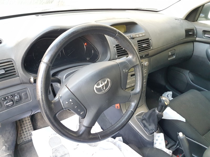 toyota avensis berlina (t25) del año 2004