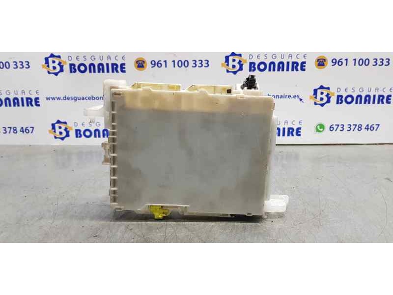 Recambio de caja reles / fusibles para toyota yaris hsd city referencia OEM IAM 8273052K40  