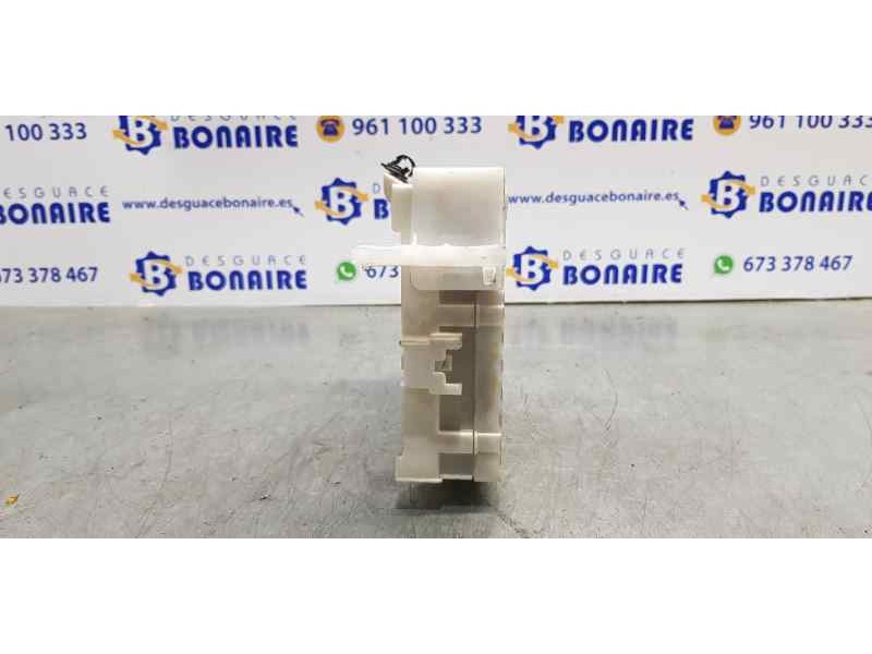 Recambio de caja reles / fusibles para toyota yaris hsd city referencia OEM IAM 8273052K40  