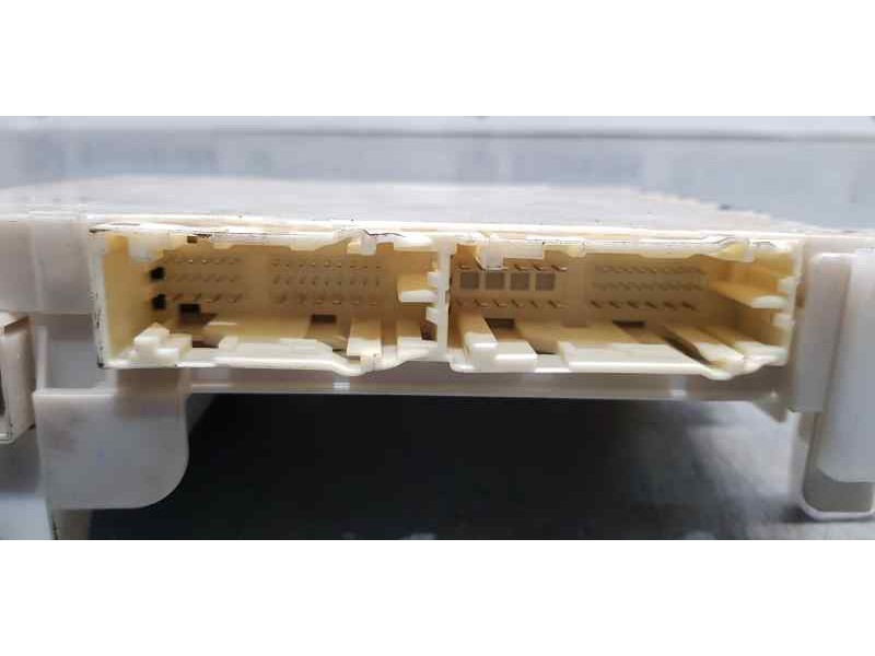 Recambio de caja reles / fusibles para toyota yaris hsd city referencia OEM IAM 8273052K40  