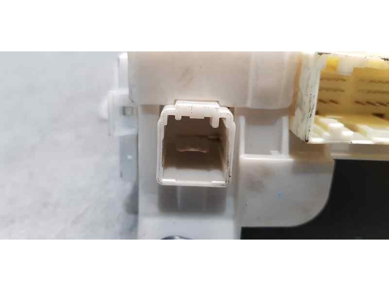 Recambio de caja reles / fusibles para toyota yaris hsd city referencia OEM IAM 8273052K40  