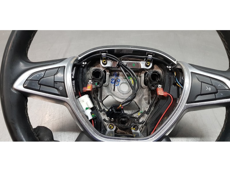 Recambio de volante para dacia duster ii comfort 4wd referencia OEM IAM 484007487R  
