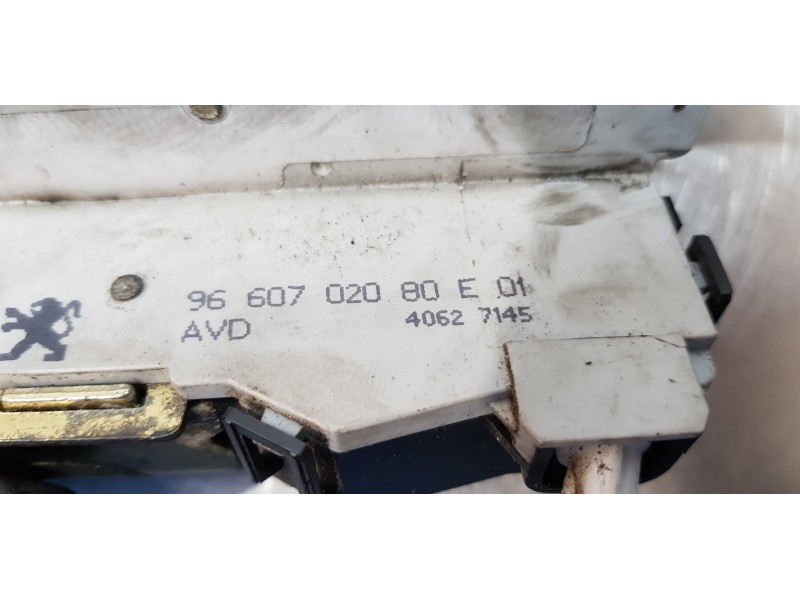Recambio de cerradura puerta delantera derecha para peugeot 407 coupe pack referencia OEM IAM 9660702080  