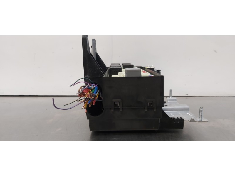 Recambio de caja reles / fusibles para jaguar xf r-sport awd referencia OEM IAM C2D23644  