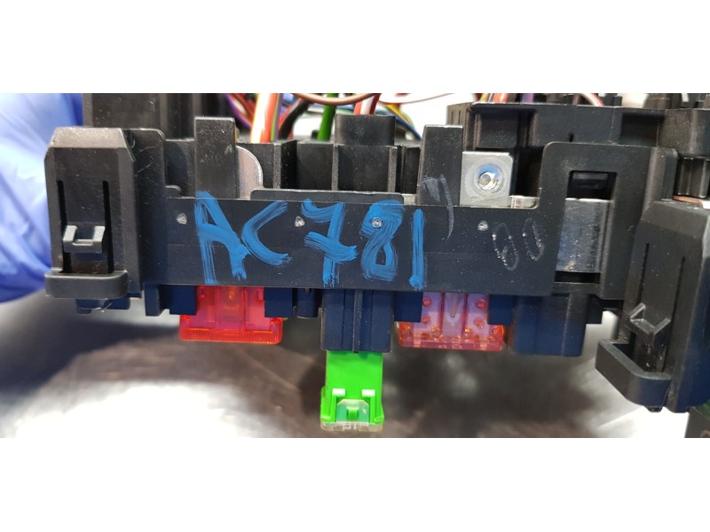 Recambio de caja reles / fusibles para volkswagen tiguan edition bmt referencia OEM IAM 5Q0937615C  