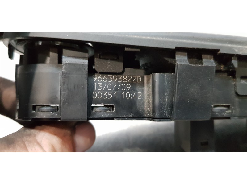 Recambio de mando elevalunas delantero izquierdo para citroen c4 picasso exclusive referencia OEM IAM 96639382ZD  