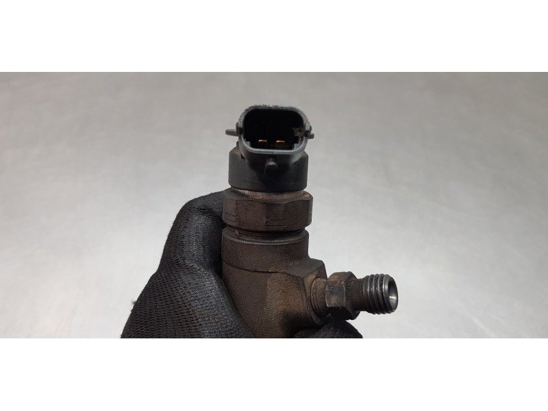 Recambio de inyector para peugeot partner kombi access referencia OEM IAM 0445110739  