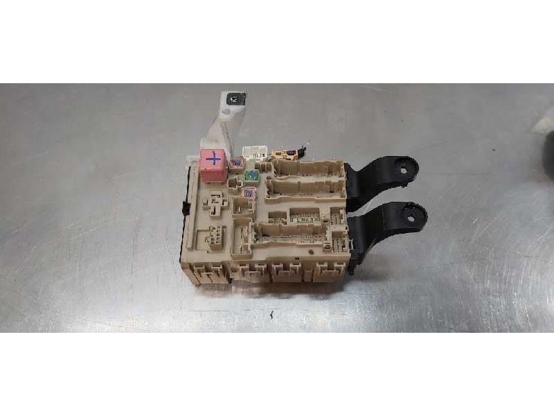 Recambio de caja reles / fusibles para toyota avensis touring sports executive referencia OEM IAM 8273005J70  