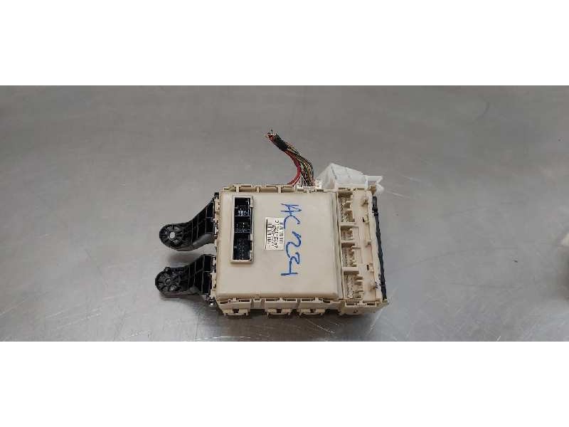 Recambio de caja reles / fusibles para toyota avensis touring sports executive referencia OEM IAM 8273005J70  
